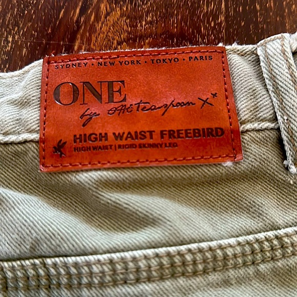 One X teaspoon jeans! Super cute olive green jeans ✨ - Picture 9 of 11